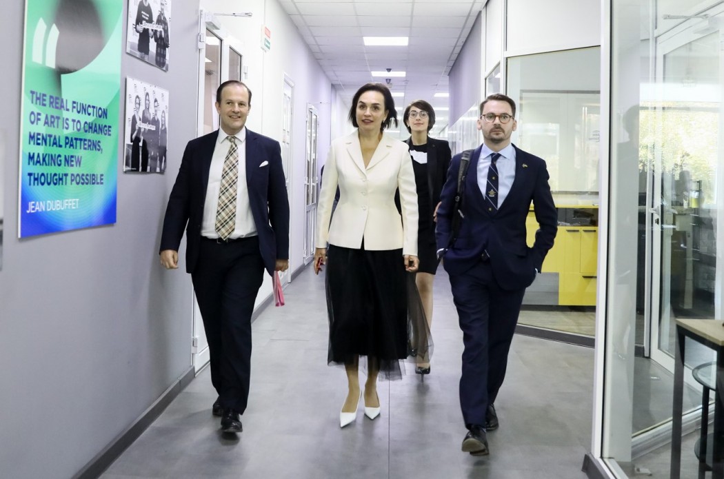 На фото: Гелена Саврук, керівниця Стратегічної програми для розвитку системи озброєння з Ніколасом Гарроксом, заступником Глави місії в Посольстві Великої Британії в Україні, та Мартіном Моллоєм, спеціальним радником від Великої Британії з питань оборони